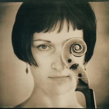 Julie Edwards Photo 27