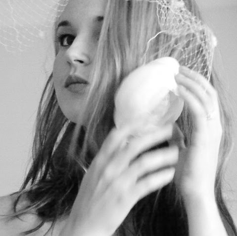 Julia Wilde Photo 26