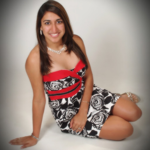Karla Robles Photo 17