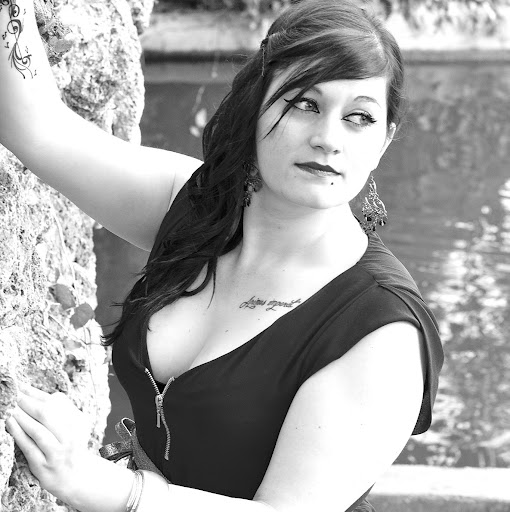 Laurie Robles Photo 15