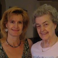 Julie Gordon Photo 37