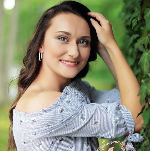 Julia Lewis Photo 7
