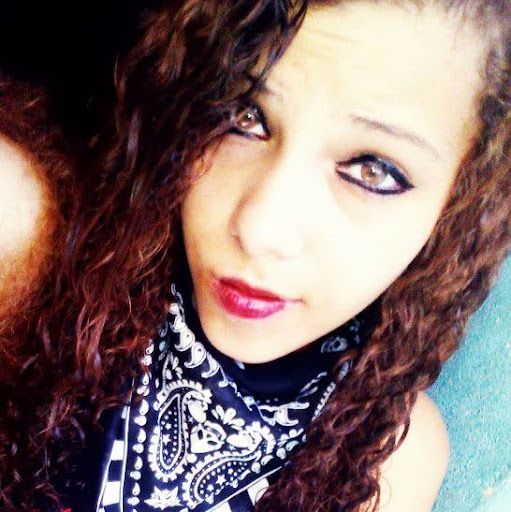 Julie Gomes Photo 33