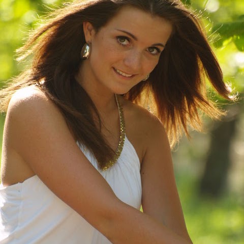 Robyn Hall Photo 40