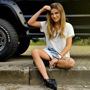 Brandie Moore Photo 30