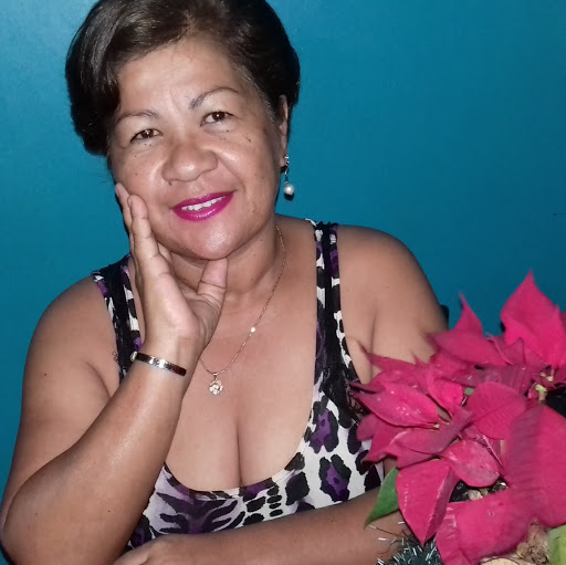 Reina Alvarado Photo 32