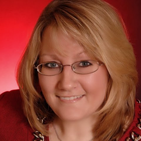 Lynda White Photo 41