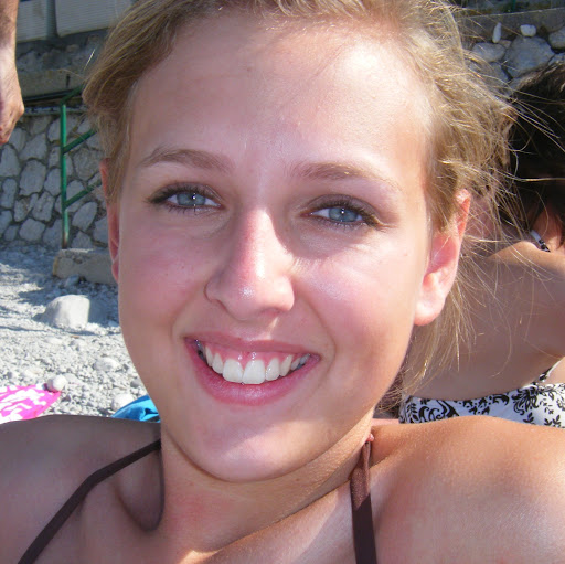 Laura Wall Photo 32