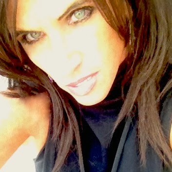 Julie Holden Photo 34