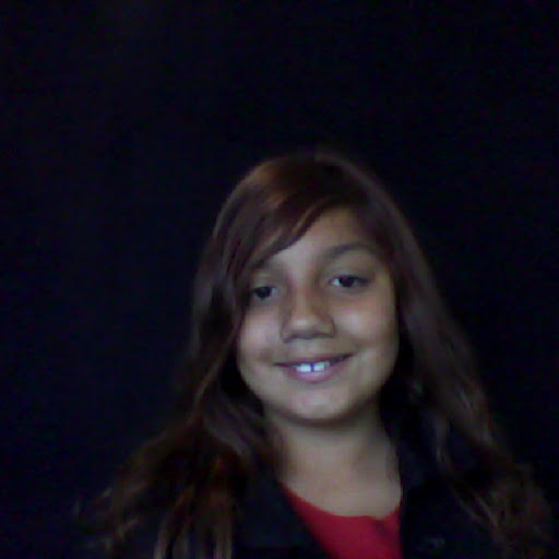 Janelle Flores Photo 8