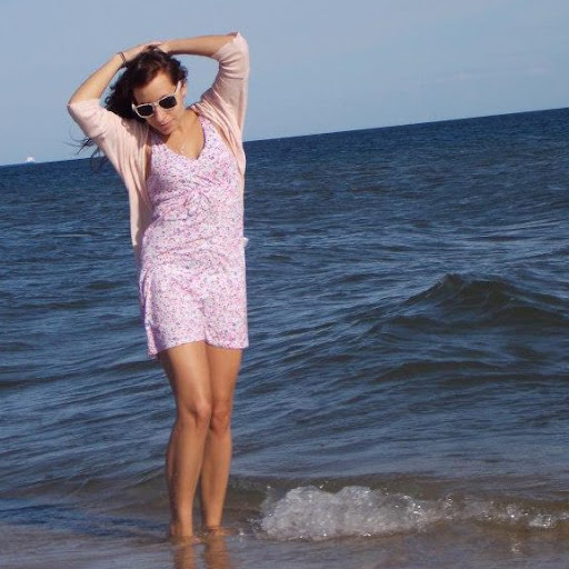 Anna Schuster Photo 13