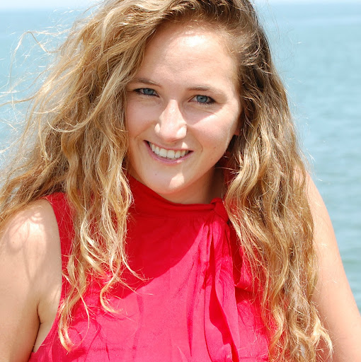 Maggie Stewart Photo 12