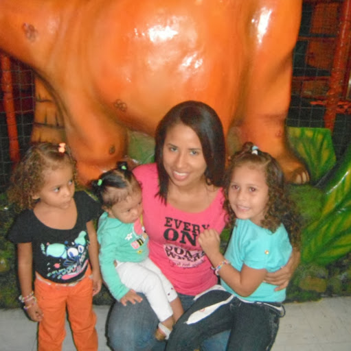 Elizabeth Arce Photo 39