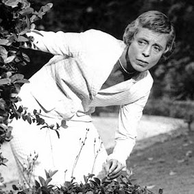 Jane Hathaway Photo 27