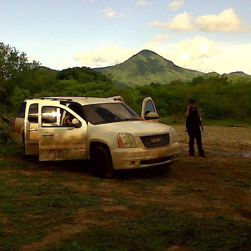 Ernesto Robles Photo 28