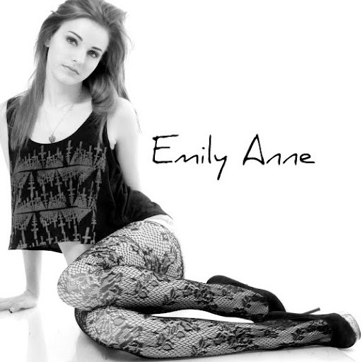 Emily Skelton Photo 25