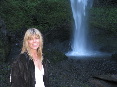 Amy Benson Photo 17