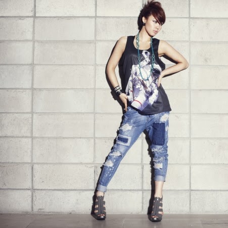 Ji Yoon Photo 38