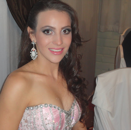 Alice Bueno Photo 7