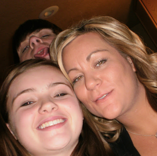 Amy Anderson Photo 10