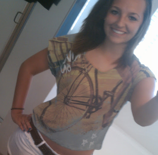 Danielle Hendricks Photo 32