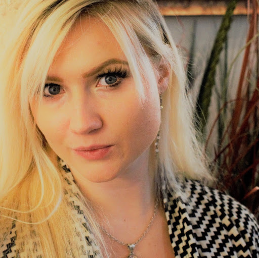 Julia Tucker Photo 7
