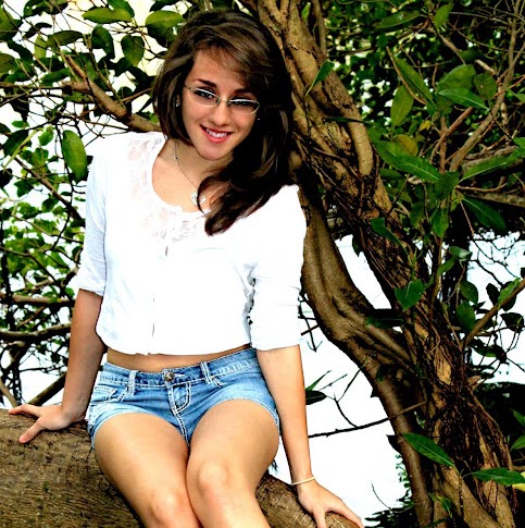 Laura Lopez Photo 33