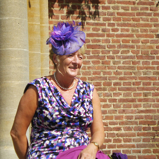 Elizabeth Hobson Photo 29