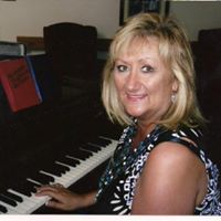 Elizabeth Evans Photo 47