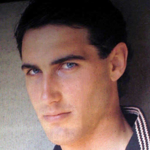 Leslie Charles Photo 10