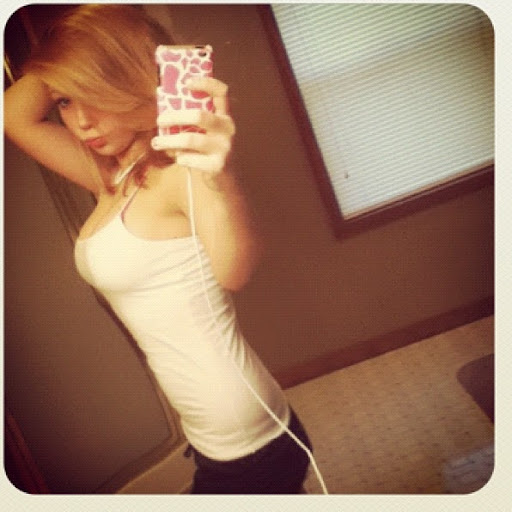 Michaela Poole Photo 17
