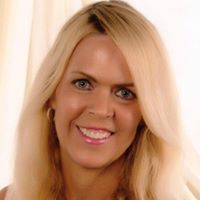 Janet Quinlan Photo 18