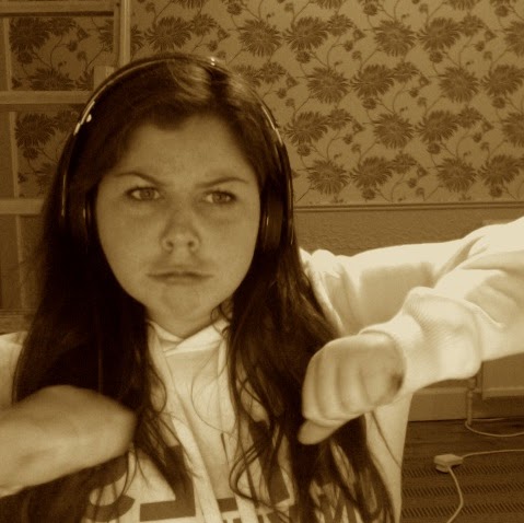 Louise Dunn Photo 12