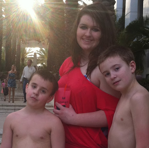 Melanie Perry Photo 34