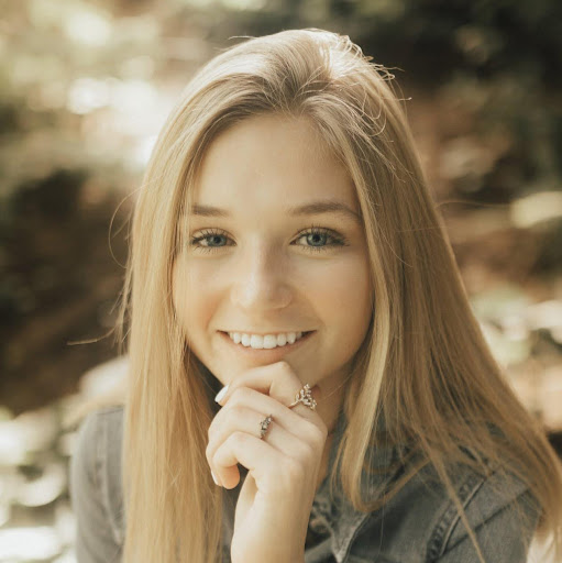 Laura Devine Photo 7