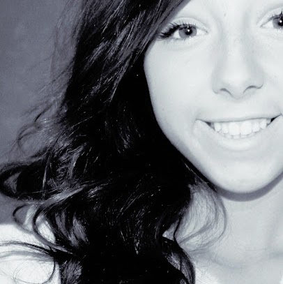 Nicole Simon Photo 17