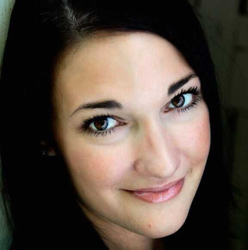 Elizabeth Leone Photo 9
