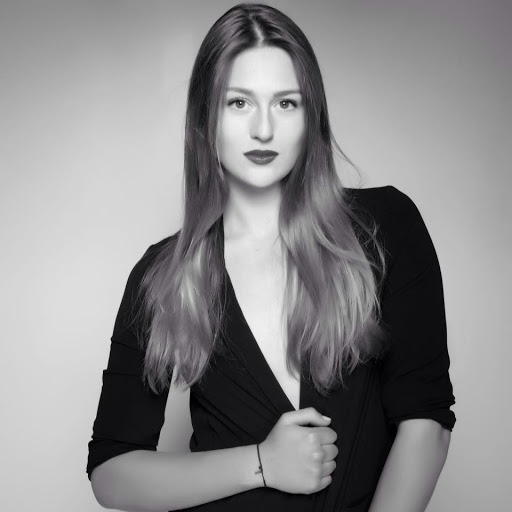 Laura Bingham Photo 34