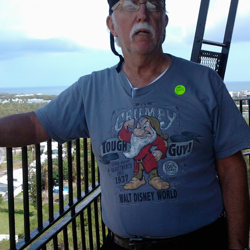 Robert Flores Photo 18