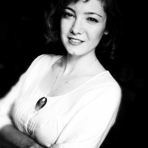 Julie May Photo 27