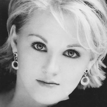 Amanda Webb Photo 32