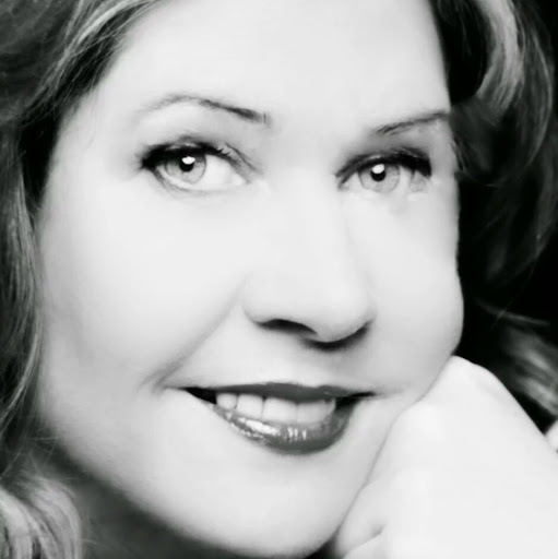 Julie Mcintyre Photo 39