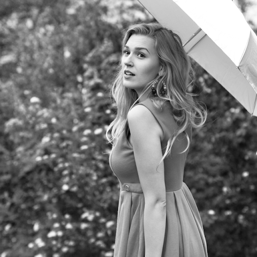 Laura Stark Photo 37