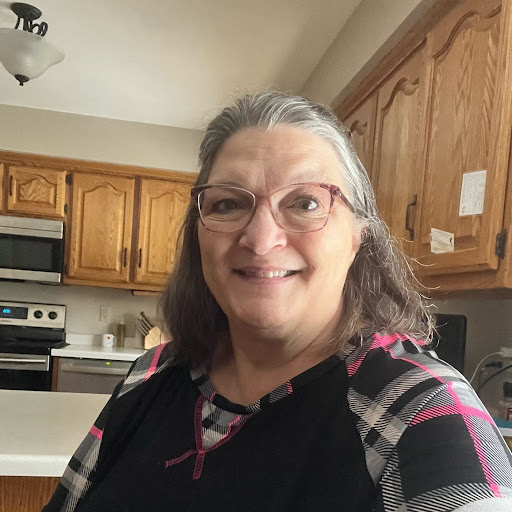 Lisa Vandenheuvel Photo 17