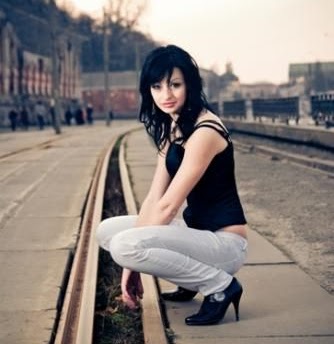 Angela Hicks Photo 8