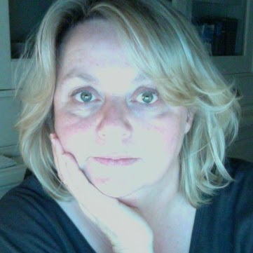 Anna Hutton Photo 12