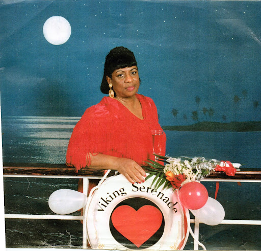 Joyce Graves Photo 31