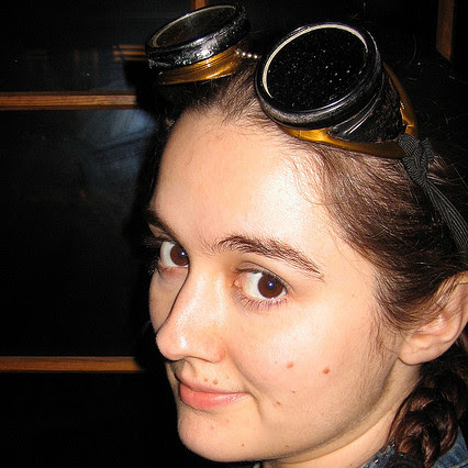 Felicity Shoulders Photo 2