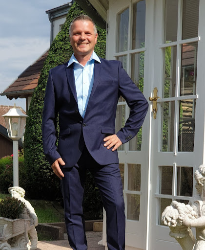 Robert Strauss Photo 52