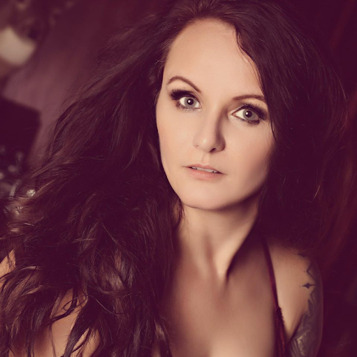 Laurie Cook Photo 10